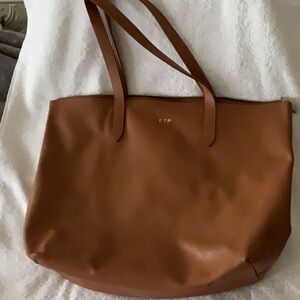 Cuyana Classic Pebbled Leather Tote. Tan color